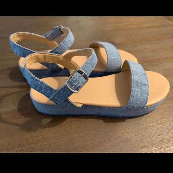 Chambray Big Kid Sandals - Picture 2 of 3